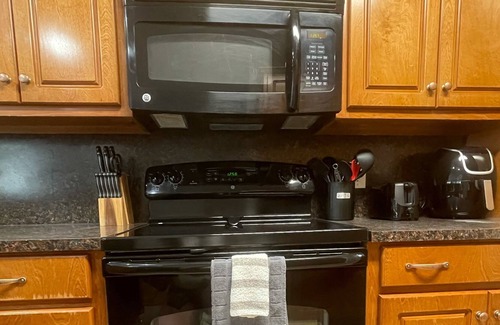 Fortson House | Red Brick Retreat/w Fireplace (Pet + Kid Friendly)