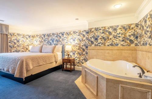 Downtown Niagara Falls Hotel | Red Coach Inn