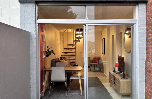 Battery Point Apartment | Red Door Apartment + 2 beds + Water views + Free WIFI