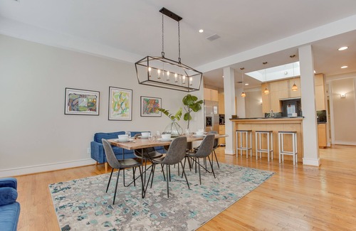 Greenville Downtown Apartment | Red Door Apartment | 3-KING Beds | Center Of Downtown Greenville