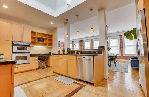 Greenville Downtown Apartment | Red Door Apartment | 3-KING Beds | Center Of Downtown Greenville