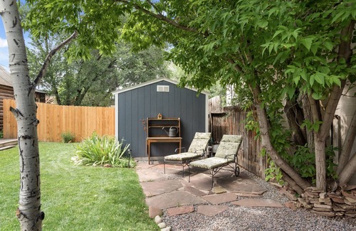 Carbondale Cabin | Red Door Hideout | D/T Carbondale, A/C, Lush Yard