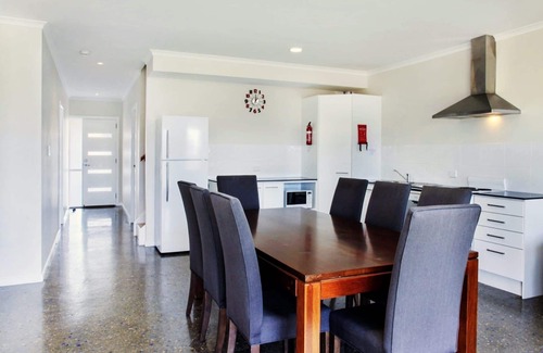 Melville Apartment | Red Door Retreat - Dog Friendly - Off peak special!