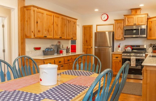 Camarillo Other | Red Farmhouse @ Avo Acres | Unique | Quiet | AC