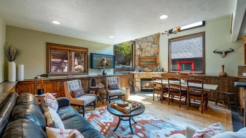 Downtown Park City House | Red Hawk by AvantStay Charming Cabin w Theatre Spa 5mins to Deer Valley Mtn