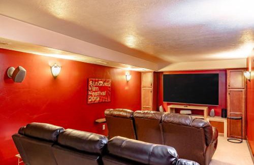 Downtown Park City House | Red Hawk by AvantStay Charming Cabin w Theatre Spa 5mins to Deer Valley Mtn