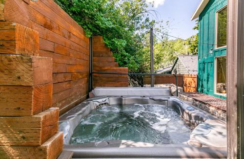 Downtown Park City House | Red Hawk by AvantStay Charming Cabin w Theatre Spa 5mins to Deer Valley Mtn