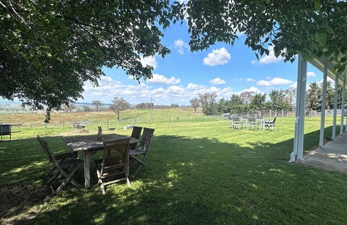 Evans Plains House | Red Hill Farmstay Bathurst, 3BR Country Stay, only minutes to CBD. Sleeps 8