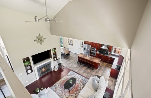 Meridian House | Red Hills Large Meridian Home Sleeps 16+ Theatre Room!