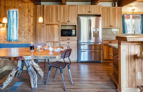 West Village House | Red House | Minutes to Shaver Lake!