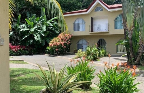 Esterillos Este House | Red Macaw House - Hot Tub - Beach front