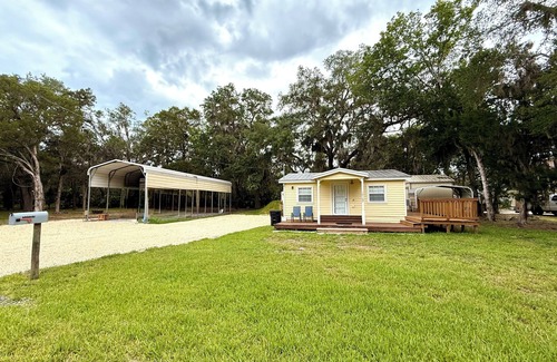 Old Homosassa House | Red Maple Cottage - Peaceful 2BR 1BA Near the Water – Boat & Trailer Friendly!