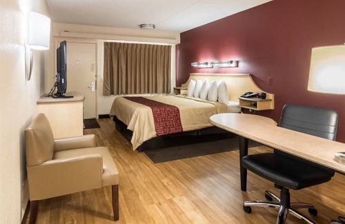 Belleville Hotel | Red Oak Inn Detroit Metro Airport - Belleville