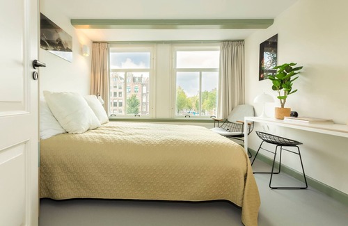 Burgwallen Nieuwe Zijde Bed & Breakfast | Red Ox - Super Central Canal View Rooms