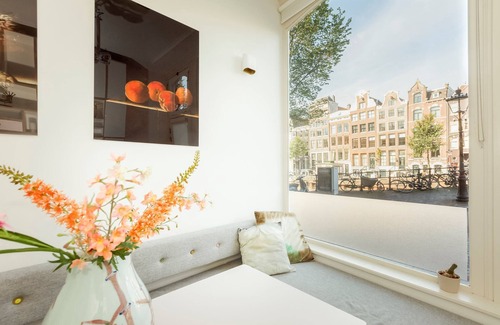Burgwallen Nieuwe Zijde Bed & Breakfast | Red Ox - Super Central Canal View Rooms
