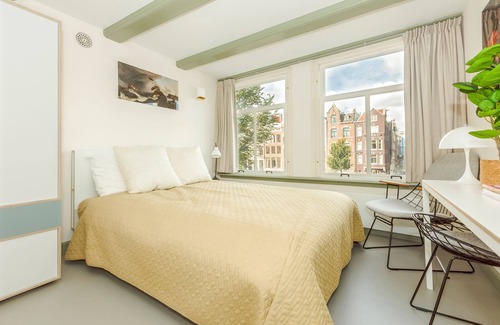 Burgwallen Nieuwe Zijde Bed & Breakfast | Red Ox - Super Central Canal View Rooms