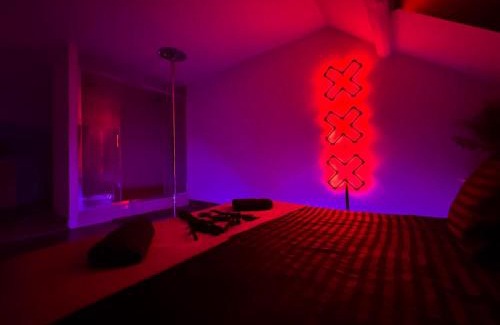 Souppes-sur-Loing Apartment | Red Pleasure Room Balneo