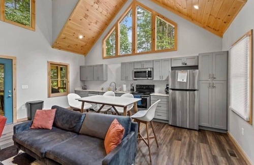 Campton Cabin | Red River Gorge Hot Tub Firepit Wi-Fi Tucked Away