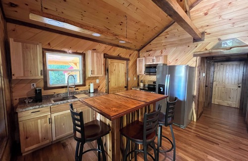 Campton Cabin | Red River Gorge, Wi-Fi, hot tub, fire pit, Natural Bridge, cabin, and private.