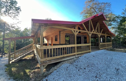 Campton Cabin | Red River Gorge, Wi-Fi, hot tub, fire pit, Natural Bridge, cabin, and private.