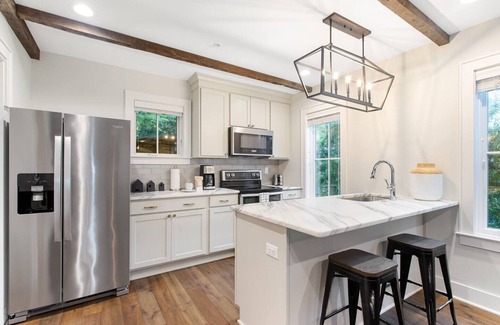 Cannonborough Elliotborough Apartment | Red Robin - C | Private Yard | Blocks to King!