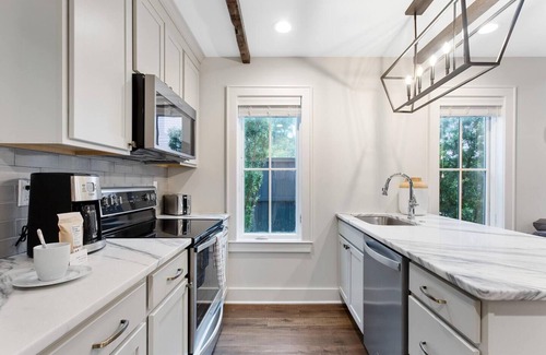Cannonborough Elliotborough Apartment | Red Robin - C | Private Yard | Blocks to King!