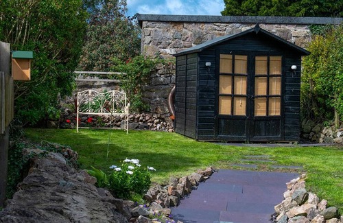 Brynsiencyn Cottage | Red Robin Cottage - One Bedroom Cottage, Sleeps 2