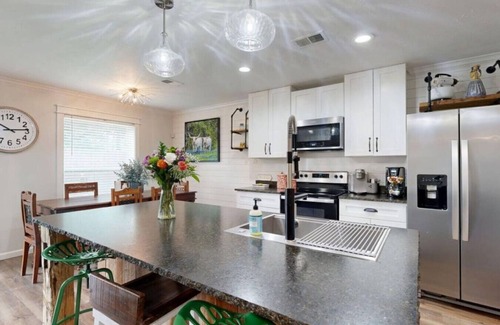 Bryan House | Red Robin House-2 Living Rooms, PlayStation Game System, Pet Friendly!