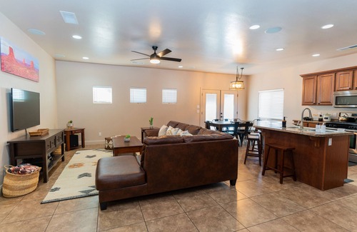 Page House | Red Rock Hangout: 5 min to Antelope & Horseshoe + Hot Tub + Firepit + Game Room