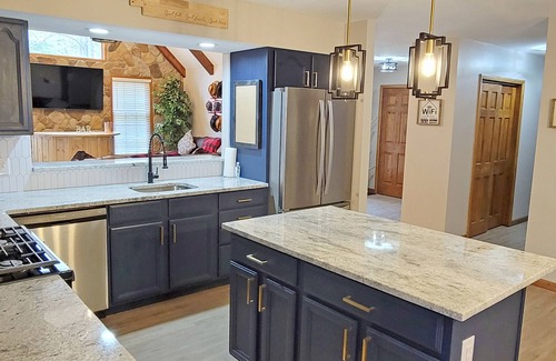 Albrightsville House | Red Rock Run - Lux 6 BR Secluded Hot Tub & Linens