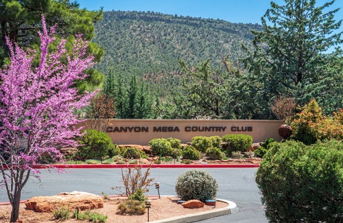 Oak Creek House | Red Rock Views! Pool~Pickleball~Hike~Golf, Deck Overlooks the 9th Green! Sedona
