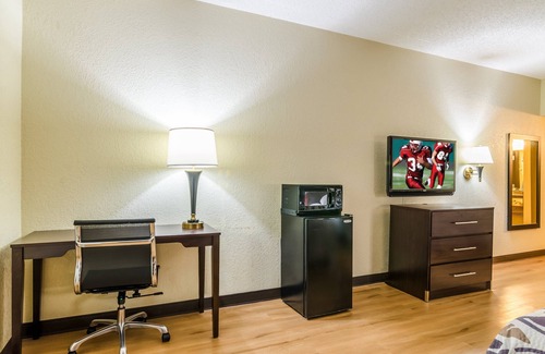 Wichita Hotel | Red Roof Inn & Conference Center Wichita Airport