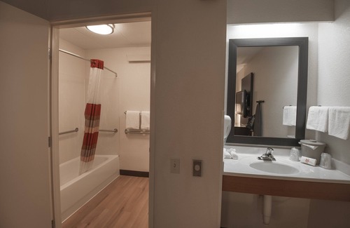 Willowbrook Hotel | Red Roof Inn PLUS+ Chicago - Willowbrook