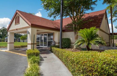 Dock Junction Hotel | Red Roof Inn & Suites Brunswick I-95