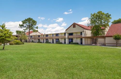 Dock Junction Hotel | Red Roof Inn & Suites Brunswick I-95