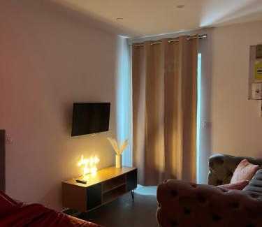 Fleury-Merogis Apartment | Red Room