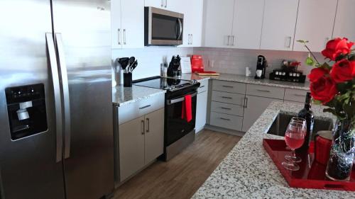 Southside Apartment | Red Rose Serenity 1BD Lux King - Southeast Jax