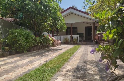 Thalaramba Villa | Red Rose Villa Mirissa
