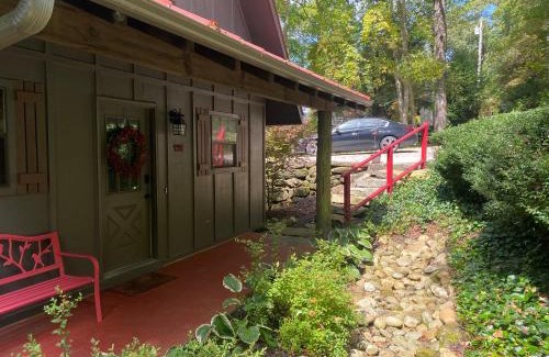Mirror Lake Ski Chalet | Red Top Tree House