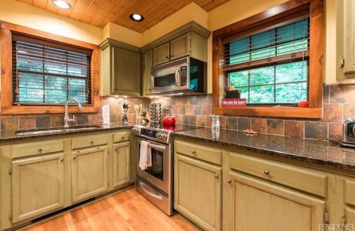 Mirror Lake Ski Chalet | Red Top Tree House