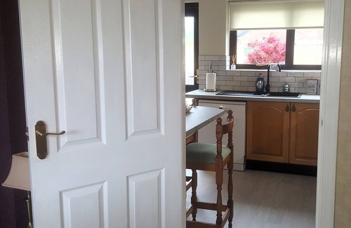 York Cottage | RED TREE COTTAGE, family friendly, with a garden in York