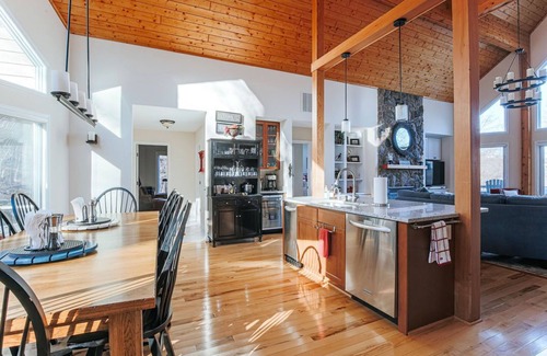 Pedlars Edge House | Red White & WTG: Game Room + Hot Tub