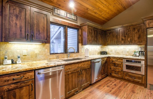 Sunriver House | REDC16 - Huge Luxury Home, A/C, Hot Tub, 4 Ensuites