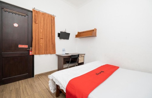 Surabaya Hotel | RedDoorz At Nginden Surabaya