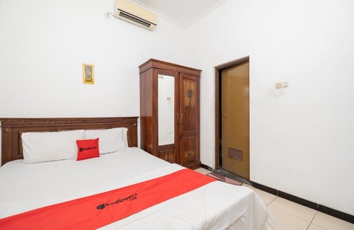 Surabaya Hotel | RedDoorz At Nginden Surabaya
