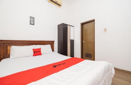 Surabaya Hotel | RedDoorz At Nginden Surabaya