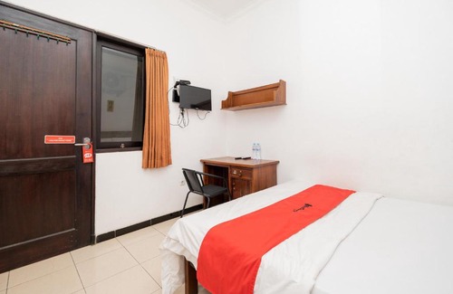 Surabaya Hotel | RedDoorz At Nginden Surabaya