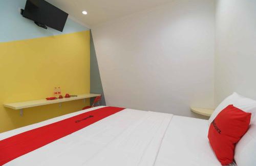 Jaka Sampurna Hotel | RedDoorz at Taman Galaxy Bekasi