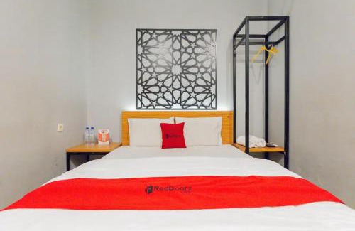 Surabaya Hotel | RedDoorz @ Manukan Surabaya