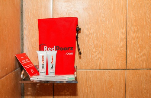 Parongpong Hotel | RedDoorz near Kampung Gajah 2